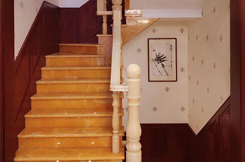 江北中式别墅室内汉白玉石楼梯的定制安装装饰效果